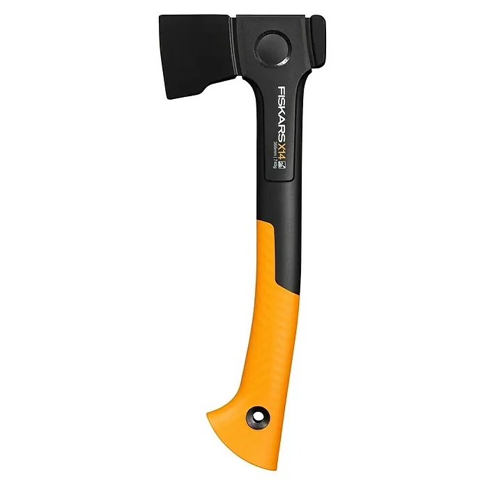 Fiskars X-series Universalaxt X14 - Länge: 35,5 cm - Das Bild zeigt eine Fiskars X14 Axt mit schwarzem Kopf und orange-schwarzem Griff vor einem schwarzen Hintergrund.