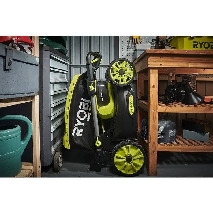 Ryobi Max Power Akku-Rasenmäher RY36LMXSP46A-150 - 36 V, 1 Akku, 5 Ah, Schnittbreite: 46 cm - Die Ryobi MaxPower Akku-Kantenfräse steht ordentlich verstaut in der Garage und wartet auf ihren nächsten Einsatz im Garten.