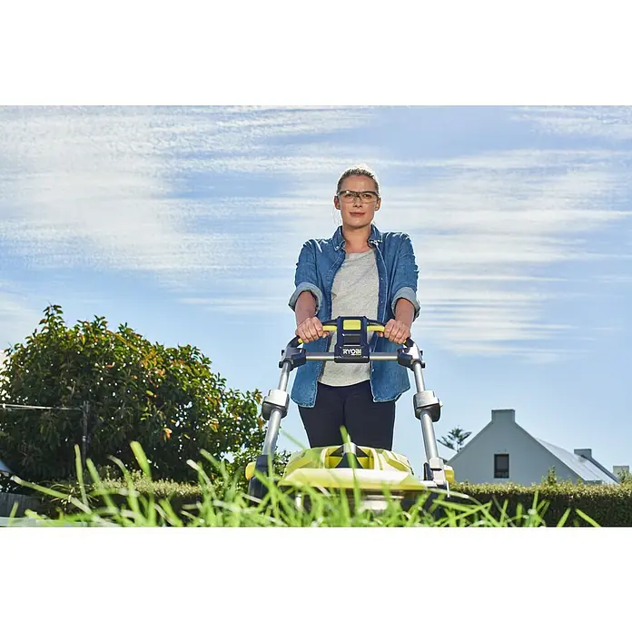 Ryobi Max Power Akku-Rasenmäher RY36LMXSP46A-150 - 36 V, 1 Akku, 5 Ah, Schnittbreite: 46 cm - Eine Frau benutzt einen Ryobi Rasenmäher im Garten, umgeben von Grün. Der Rasenmäher sticht mit seinem gelben Akzent hervor.