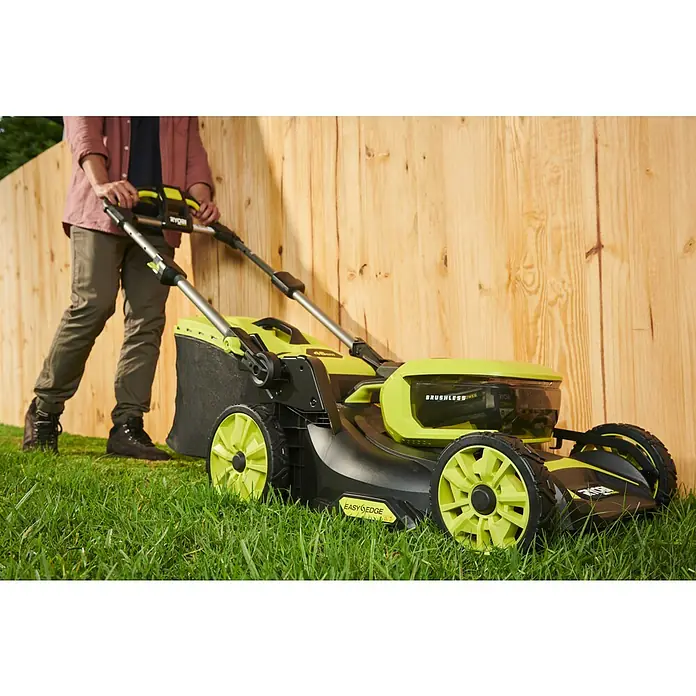 Ryobi Max Power Akku-Rasenmäher RY36LMXSP46A-150 - 36 V, 1 Akku, 5 Ah, Schnittbreite: 46 cm - Rasenmäher der Marke Ryobi im Einsatz auf einer Rasenfläche, bedient von einer Person.