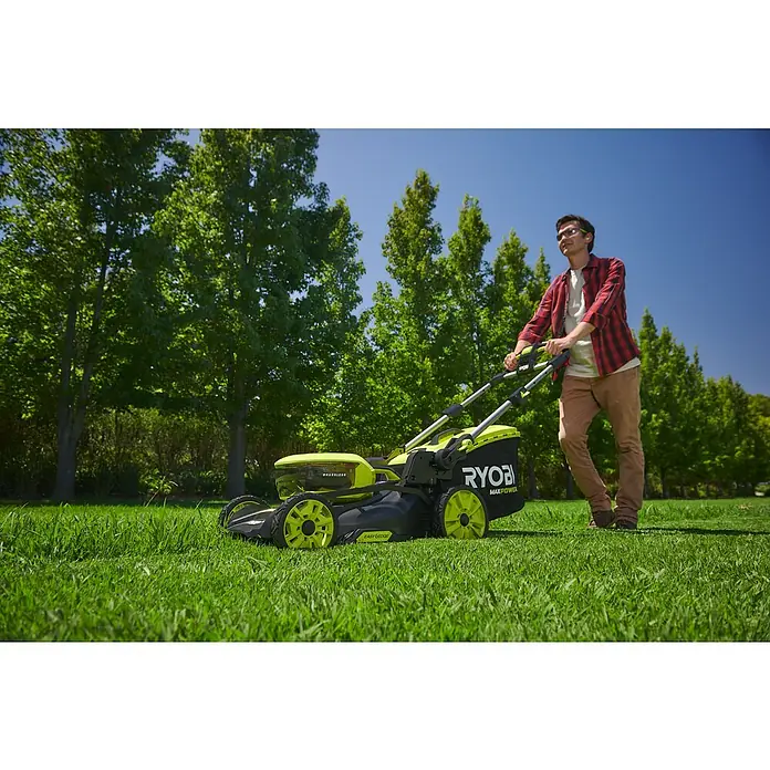 Ryobi Max Power Akku-Rasenmäher RY36LMXSP46A-150 - 36 V, 1 Akku, 5 Ah, Schnittbreite: 46 cm - Ein Mann mäht Rasen mit einem RYOBI MAXPOWER Rasenmäher, der über eine hervorragende Akkuleistung verfügt.
