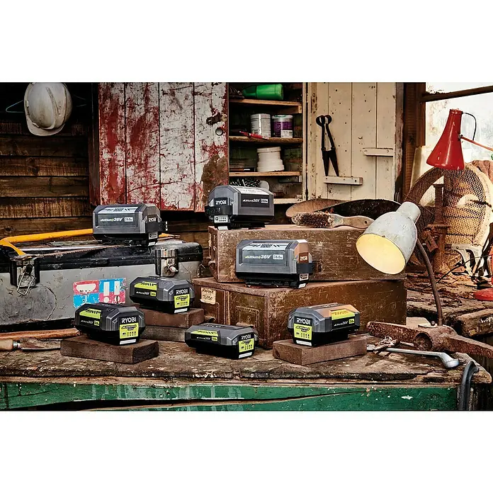 Ryobi Max Power Akku RY36B12A - 36 V, 12 Ah, Li-Ionen - Eine Nahaufnahme von Ryobi 36V Akkus, die die robuste Bauweise und hohe Kapazität dieser Akkus für Elektrowerkzeuge hervorhebt.