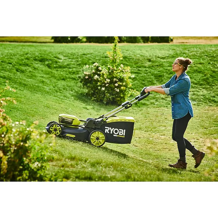 Ryobi Max Power Akku-Rasenmäher RY36LMXSP46A-150 - 36 V, 1 Akku, 5 Ah, Schnittbreite: 46 cm - Eine Frau schiebt einen gelb-schwarzen Ryobi Max Power Rasenmäher auf einem grünen Rasen.