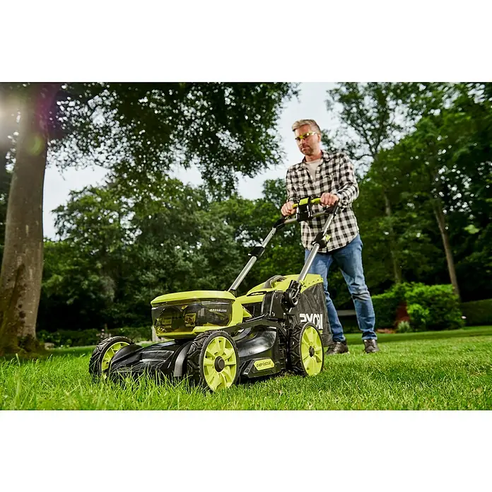 Ryobi Max Power Akku-Rasenmäher RY36LMXSP46A-150 - 36 V, 1 Akku, 5 Ah, Schnittbreite: 46 cm - Ein Mann schiebt einen gelb-schwarzen RYOBI Akku-Rasenmäher über einen grünen Rasen, umgeben von Bäumen.