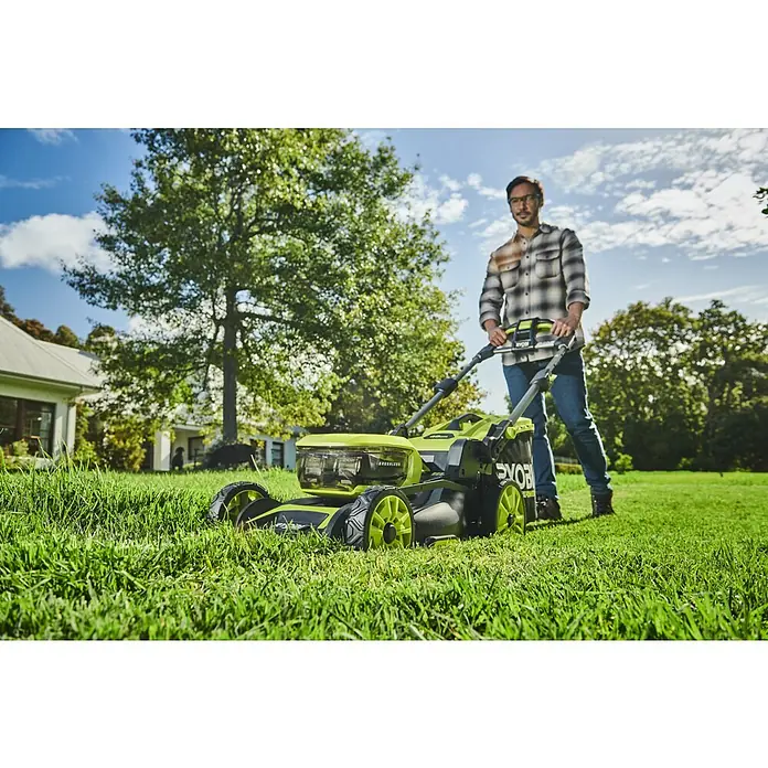 Ryobi Max Power Akku-Rasenmäher RY36LMXSP46A-150 - 36 V, 1 Akku, 5 Ah, Schnittbreite: 46 cm - Ein Mann mäht Rasen mit einem gelb-schwarzen RYOBI Akku-Rasenmäher im Garten seines Hauses.