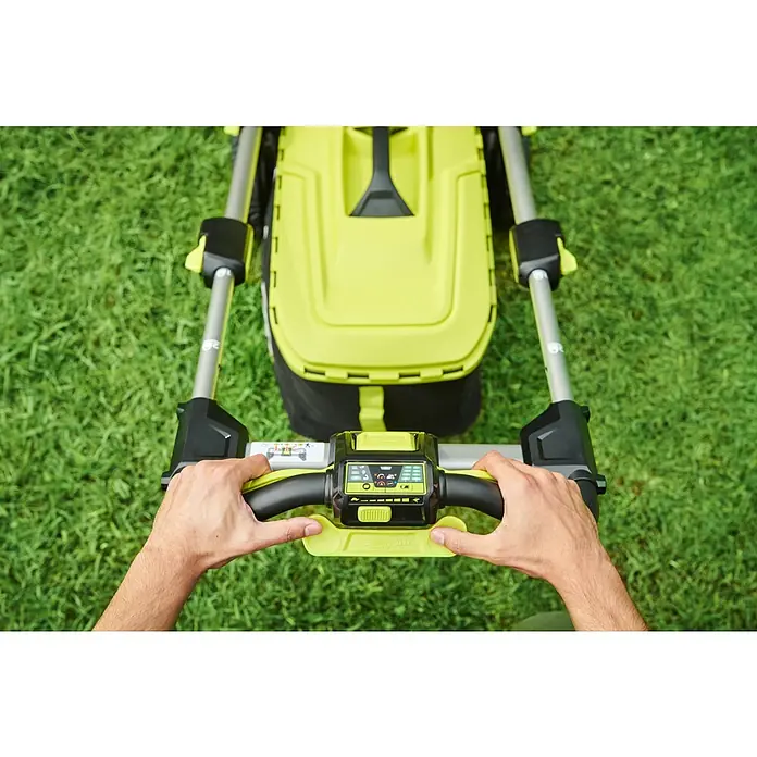 Ryobi Max Power Akku-Rasenmäher RY36LMXSP46A-150 - 36 V, 1 Akku, 5 Ah, Schnittbreite: 46 cm - Nahaufnahme eines Rasenmähers, der von einer Person auf einem grünen Rasen bedient wird. Der Rasenmäher ist gelb und schwarz.