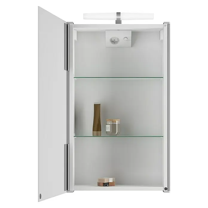 Camargue LED-Spiegelschrank Verdit - B x H: 44,6 x 77,1 cm, Holz, Weiß - Ein offener, weißer Spiegelschrank mit Glasböden, in dem Hautpflegeprodukte stehen, beleuchtet von einer weißen Leuchte.