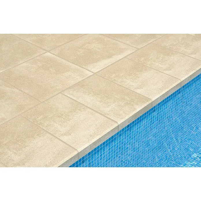 SAS Tessera Poolrandplatte - 50 x 35,5 x 6 cm, Beige/Grau, Beton - Nahaufnahme der Poolumrandung mit beigen Fliesen und blauem Mosaik, die einen modernen und eleganten Look erzeugen.