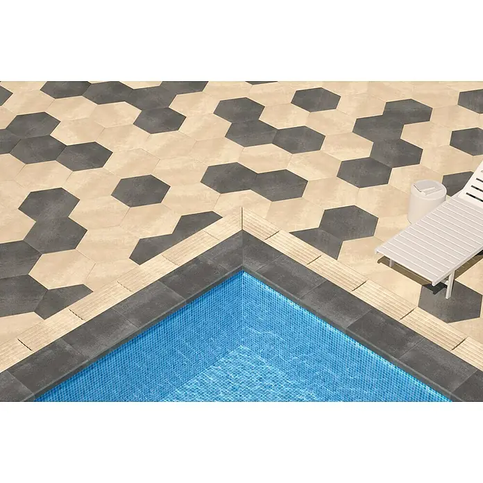 SAS Tessera Poolrandplatte - 32,8 x 50 x 6 cm, Anthrazit, Beton - Ansicht eines Schwimmbeckens umgeben von einem attraktiven, zweifarbigen Sechseckfliesenmuster und einem weißen Liegestuhl.