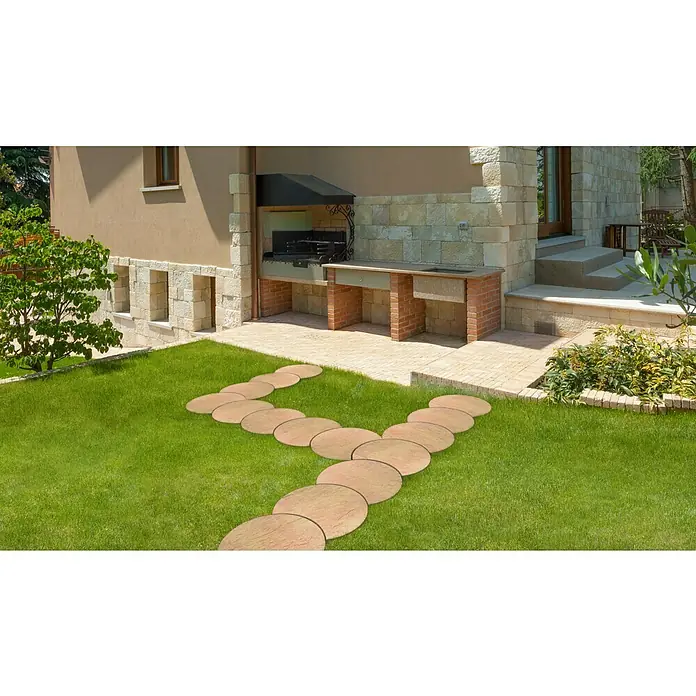 SAS Trittstein Luna - 34 x 47 x 3 cm, Bronze, Beton - Eine malerische Gartenszene mit einem einladenden Steinplattenweg, der zu einem eleganten Grillplatz mit Steinkonstruktion führt.