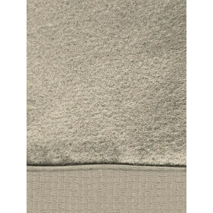 Cortina térmica Chamonix - An x Al: 135 x 250 cm, 100% poliéster, Beige - Primer plano de fieltro de aguja gris y una superficie beige texturizada. Ideal para revestimientos de suelos o proyectos de bricolaje.
