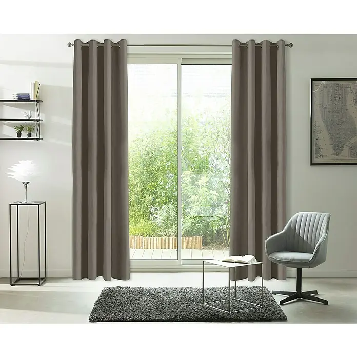 Cortina térmica Chamonix - An x Al: 135 x 250 cm, 100% poliéster, Taupé - Elegantes cortinas grises adornan una sala de estar luminosa con puertas de vidrio, añadiendo un toque moderno al espacio.
