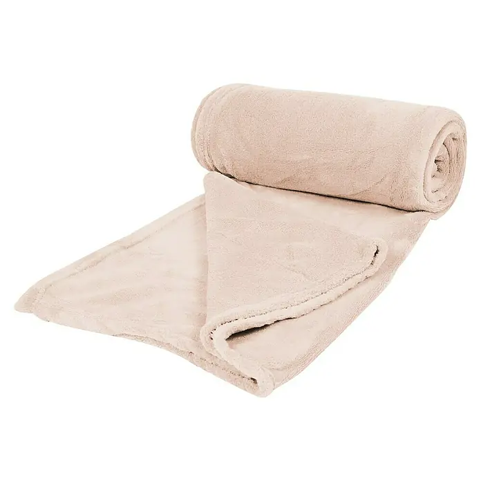 Manta para sofá Chicago - 130 x 150 cm, Poliéster, Rosa - Primer plano de una manta de fleece suave de color marrón claro, parcialmente enrollada y parcialmente extendida sobre un fondo negro.