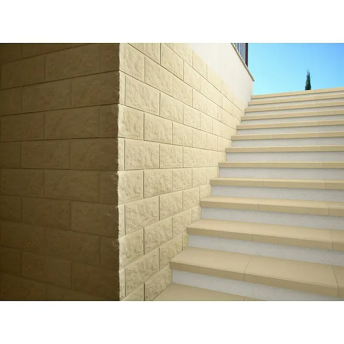 SAS Tessera Poolrandplatte - 32,8 x 50 x 6 cm, Beige, Beton - Detailaufnahme einer Außentreppe mit hellen Steinblöcken und einer robusten Mauer im Hintergrund, die eine solide Bauweise demonstriert.