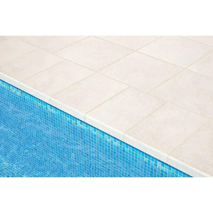 SAS Tessera Poolrandplatte - 50 x 35,5 x 6 cm, Weiß, Beton - Nahaufnahme eines Swimmingpools mit blauen Mosaikfliesen und beigem Rand. Die Fliesen bilden ein ästhetisches und einladendes Design.