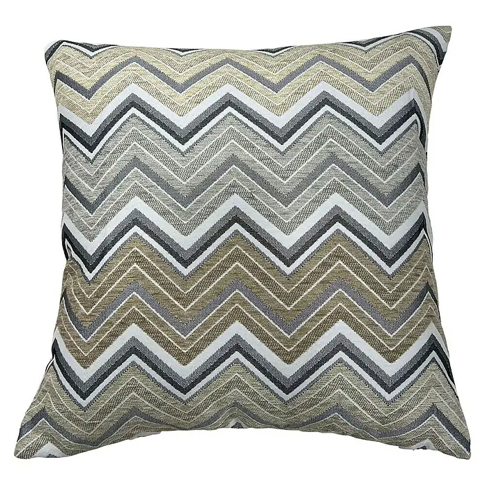 Cojín Zigzag - 45 x 45 cm, Textil, Gris, Cuadrado - Cojín decorativo con diseño de chevrón en tonos de gris, blanco y marrón, que añade un toque moderno a cualquier espacio. Ideal para sofá o cama.