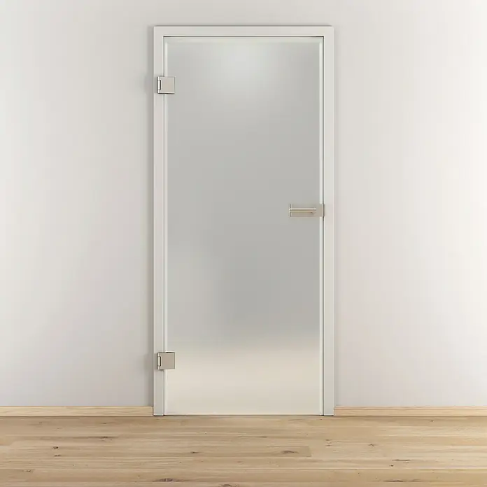 Diamond Doors Glasdrehtür Luminato - 834 x 1.972 mm, DIN Links, Einscheibensicherheitsglas (ESG) - Elegante satinierte Glastür mit schlichtem, modernem Design und silbernen Beschlägen vor einer hellen Wand und Holzboden.
