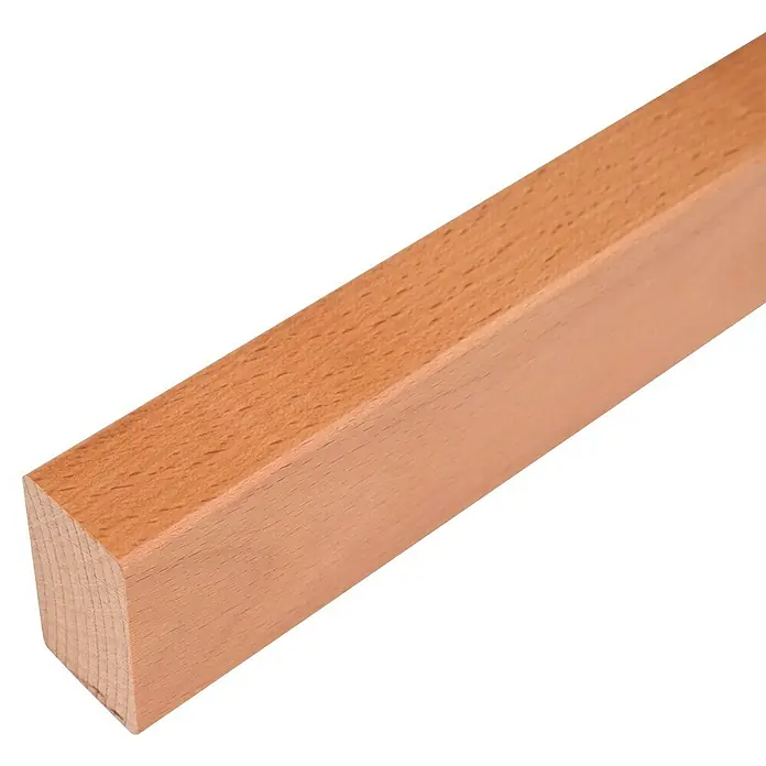 Dolle Handlauf PS 3/R - Buche Natur, Lackiert, Rechteckig, Länge: 200 cm - Detailaufnahme eines hölzernen Vierkantholzes auf schwarzem Hintergrund, das die natürliche Holzmaserung hervorhebt.