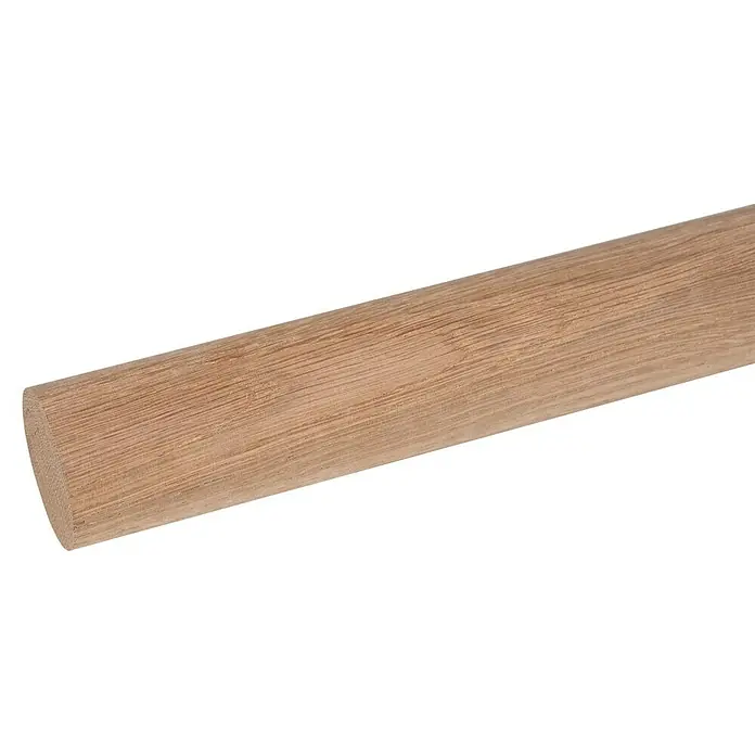 Dolle Handlauf PS 3/40 - Eiche Natur, Unbehandelt, Rund, Länge: 200 cm - Nahaufnahme einer hölzernen Viertelstab-Leiste mit einer glatten, abgerundeten Kante vor einem schwarzen Hintergrund.