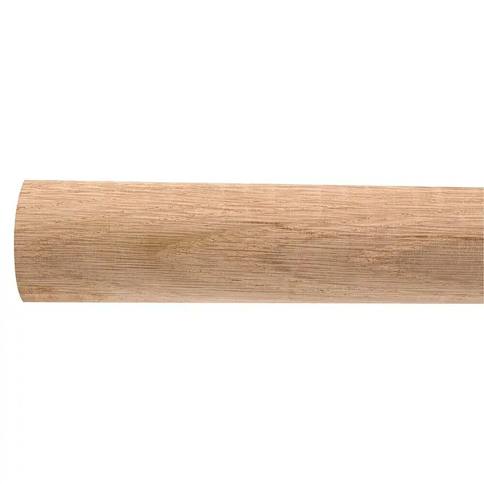 Dolle Handlauf PS 3/40 - Eiche Natur, Unbehandelt, Rund, Länge: 200 cm - Eine Nahaufnahme eines Holzrundstabs mit einer glatten Oberfläche und sichtbarer Maserung vor einem schwarzen Hintergrund.