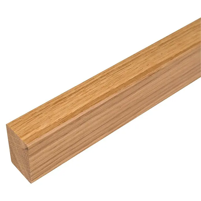 Dolle Handlauf PS 3/R - Eiche Natur, Lackiert, Rechteckig, Länge: 200 cm - Detailaufnahme eines unbehandelten, hellbraunen Vierkantholzes mit Maserung vor einem schwarzen Hintergrund.