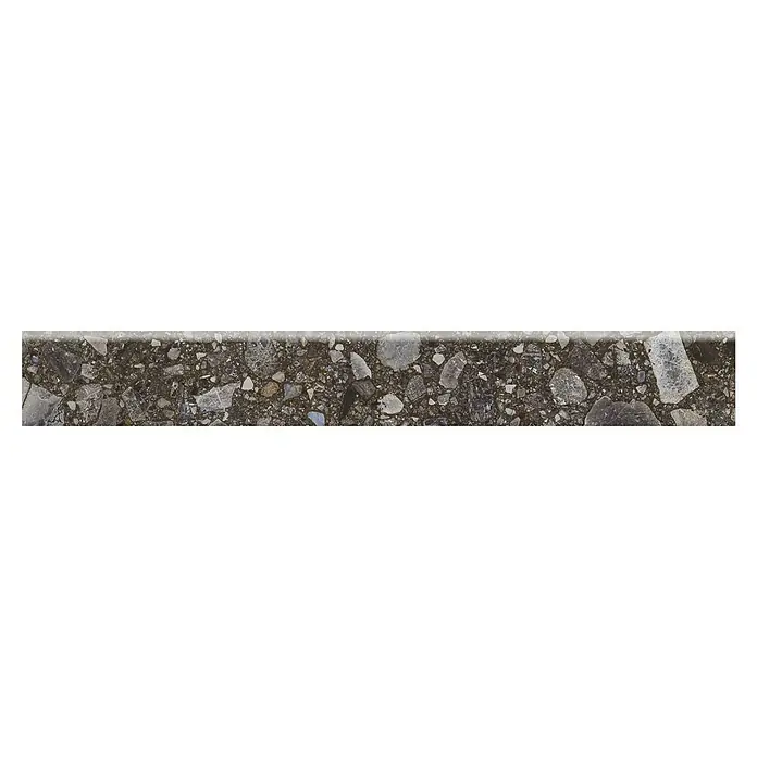 Sockelfliese Terrazzo Ceppo - 8 x 59,7 cm, Schwarz, Matt - Nahaufnahme einer polierten Betonoberfläche mit eingearbeiteten Steinen und mineralischen Zuschlagstoffen. Vielseitiges Designelement für moderne Architektur.