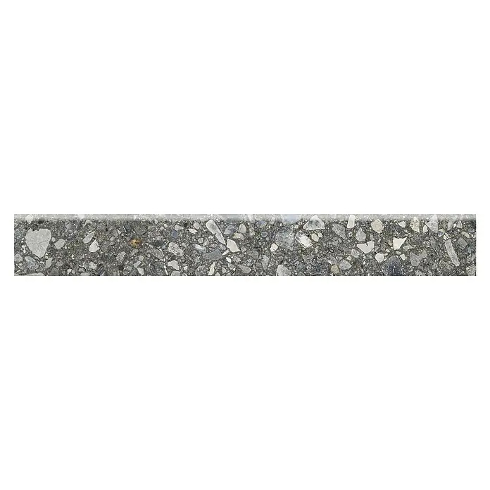 Sockelfliese Terrazzo Ceppo - 8 x 59,7 cm, Graphit, Matt - Nahaufnahme einer rauen, grauen Betonoberfläche mit sichtbaren Zuschlagstoffen. Ideal für industrielle oder architektonische Hintergründe.