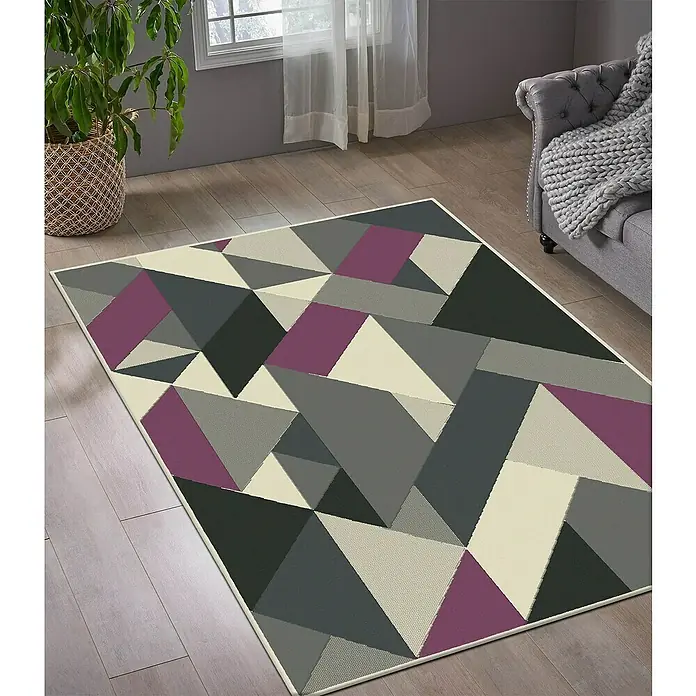 Alfombra de pelo corto Triángulos - Vino, 170 x 120 cm - Alfombra moderna con patrón geométrico en tonos de gris, morado y crema, que añade un toque elegante a cualquier habitación.