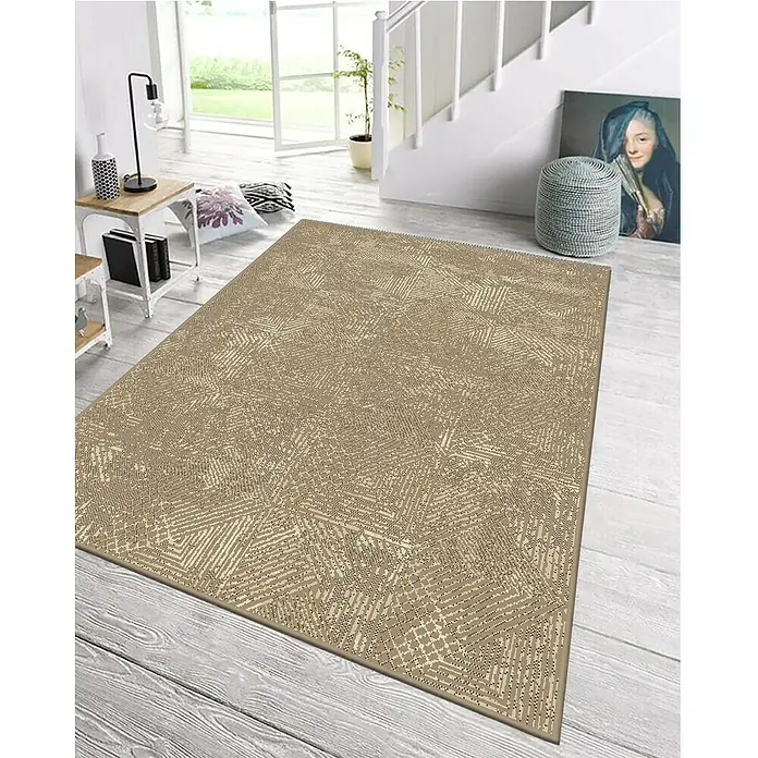 Alfombra de pelo corto Mármol - Taupé, 170 x 120 cm - Alfombra beige estampada en una sala de estar. La alfombra tiene un patrón geométrico abstracto con líneas y puntos.