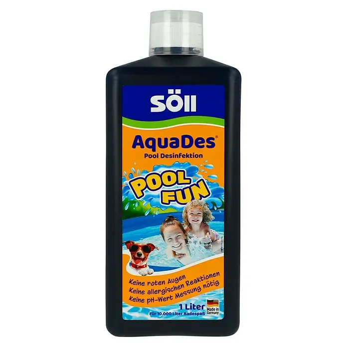 Söll AquaDes Wasserpflegemittel - 1.000 ml - Abbildung einer Flasche Söll AquaDes Pool Desinfektion mit einem Etikett, das Poolspaß mit Familie und Hund darstellt.