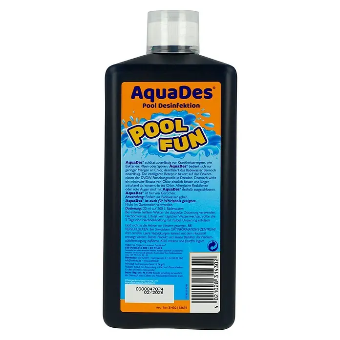 Söll AquaDes Wasserpflegemittel - 1.000 ml - Rückseite einer Flasche AquaDes Pool Desinfektion, die ein klares Etikett mit Produktinformationen und einem Barcode zeigt.