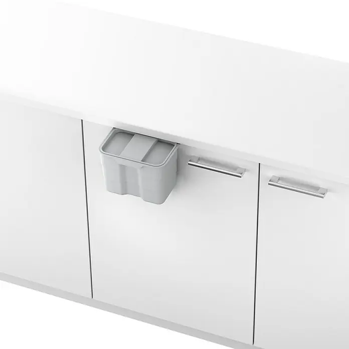 essensa Einbaumülleimer Biobin Aufbewahrungsbox - 4,2 l, Kunststoff, Hellgrau - Diese Nahaufnahme zeigt einen grauen hängenden Mülleimer, der an einem weißen Schrank befestigt ist. Der Mülleimer ist ein praktisches Küchenutensil.