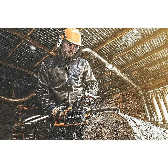 AEG Akku-Kettensäge ACS18B30 - 18 V, Li-Ionen, Ohne Akku, Schwertlänge: 30 cm - Ein Mann sägt mit einer AEG-Kettensäge Holz, mit Schutzhelm und Gehörschutz. Die AEG-Kettensäge ist gut sichtbar.
