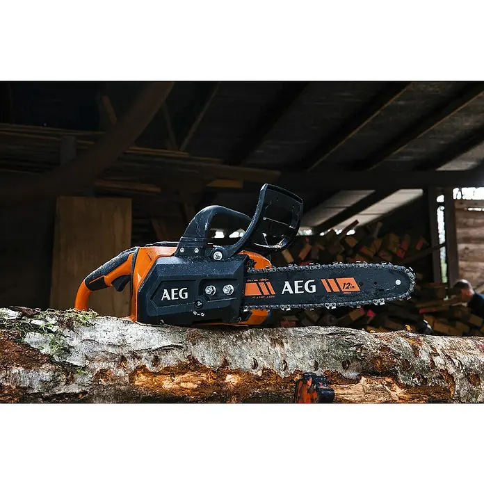 AEG Akku-Kettensäge ACS18B30 - 18 V, Li-Ionen, Ohne Akku, Schwertlänge: 30 cm - AEG Akku-Kettensäge auf einem Baumstamm. Die Kettensäge ist orange und schwarz und hat eine Klingenlänge von 12 Zoll.