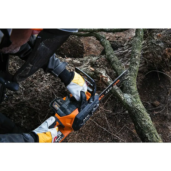 AEG Akku-Kettensäge ACS18B30 - 18 V, Li-Ionen, Ohne Akku, Schwertlänge: 30 cm - Nahaufnahme einer AEG Akku-Kettensäge beim Baumschnitt, bedient von einer Person mit Schutzkleidung für sichere Gartenarbeit.