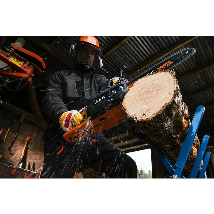 AEG Akku-Kettensäge ACS18B30 - 18 V, Li-Ionen, Ohne Akku, Schwertlänge: 30 cm - Nahaufnahme einer AEG-Kettensäge beim Zerkleinern eines Baumstamms durch einen Mann mit Schutzausrüstung.
