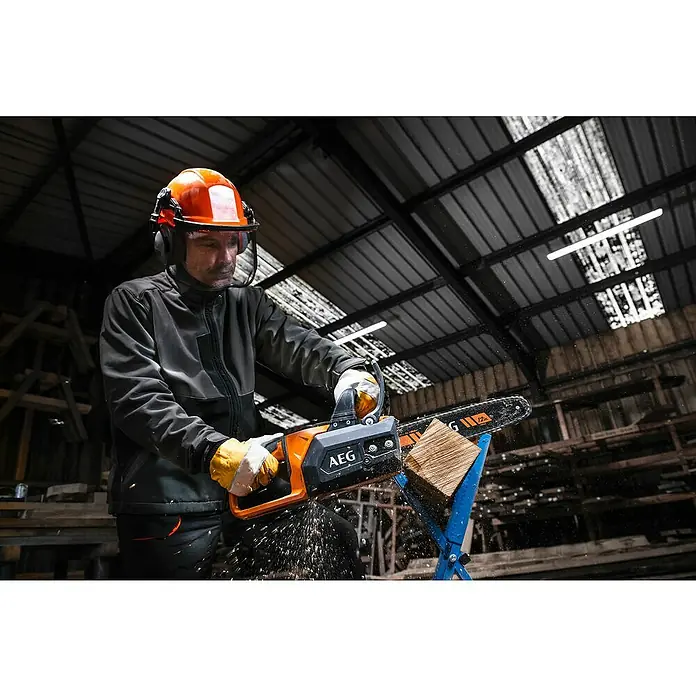 AEG Akku-Kettensäge ACS18B30 - 18 V, Li-Ionen, Ohne Akku, Schwertlänge: 30 cm - Nahaufnahme einer AEG Akku-Kettensäge im Einsatz, ideal für präzise Holzarbeiten. Der Bediener trägt Schutzkleidung für sicheres Arbeiten.