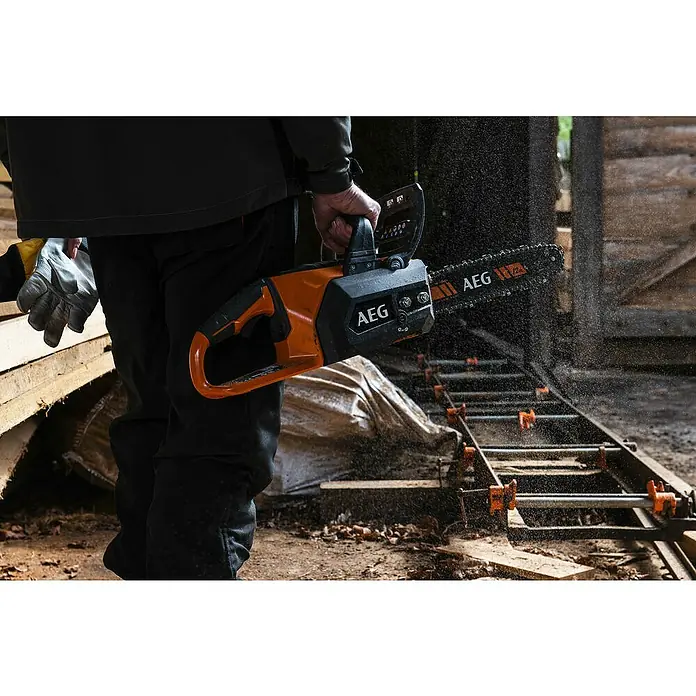 AEG Akku-Kettensäge ACS18B30 - 18 V, Li-Ionen, Ohne Akku, Schwertlänge: 30 cm - Eine Person hält eine orangefarbene AEG-Kettensäge, ideal für Holzarbeiten und Baumschnitt.
