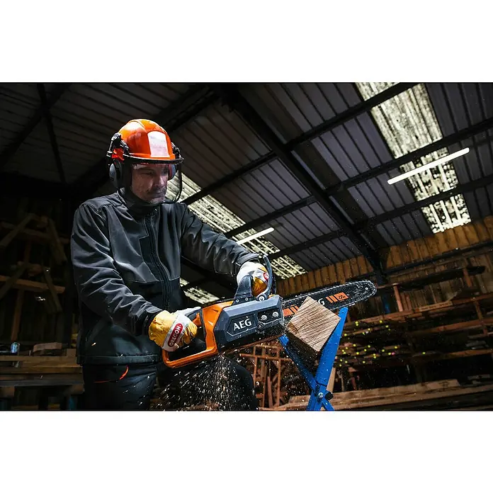 AEG Akku-Kettensäge ACS18B30 - 18 V, Li-Ionen, Ohne Akku, Schwertlänge: 30 cm - Ein Mann sägt Holz mit einer AEG-Kettensäge, die für ihre Leistung und ihr Design bekannt ist. Sie schneidet präzise durch das Holz.