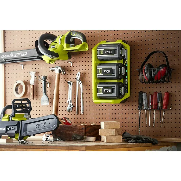 Ryobi Max Power Batterie-Ladegerät 3-fach RY36C3PA - Passend für: Ryobi 36V Akkus - Wandmontierte Werkstatt mit Ryobi-Kettensägen, Akku-Ladegerät und Werkzeugen. Eine ordentliche und organisierte Werkstatt für jeden Heimwerker.