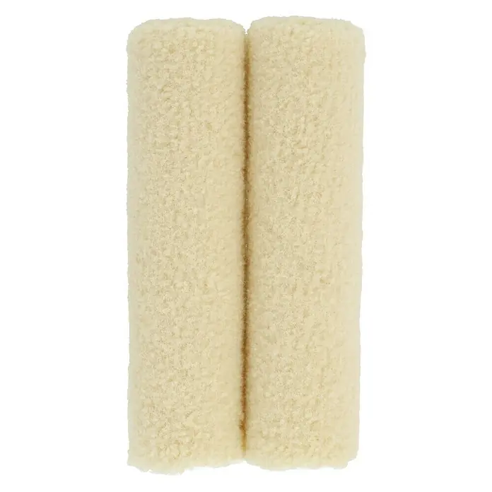 Profi Depot by Storch-Ciret Lackwalze K17 - 2 Stk., Breite Walze: 10 cm, Bügelstärke: 6 mm, Sand - Nahaufnahme von zwei beigen, flauschigen Polsterrollen, ideal für Komfort und Unterstützung, die eine weiche Textur und beruhigende Farbe zeigen.