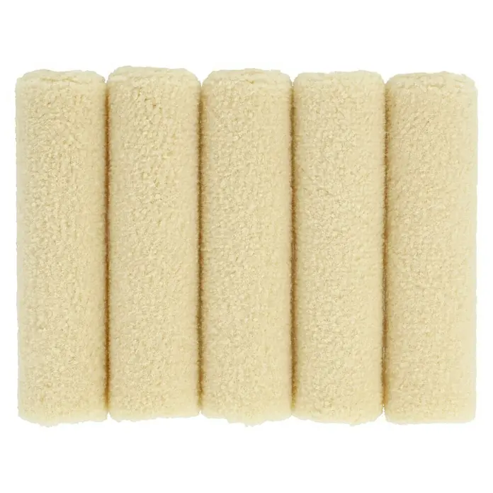 Profi Depot by Storch-Ciret Lackwalze K17 - 5 Stk., Breite Walze: 10 cm, Bügelstärke: 6 mm, Sand - Nahaufnahme von fünf cremefarbenen, gerollten Textilstücken mit einer weichen, flauschigen Textur, die dicht nebeneinander liegen.