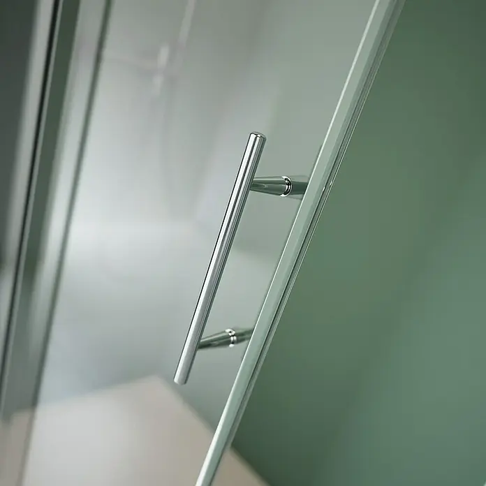 GEO Hit Eckdusche B-FS60 - L x B x H: 100 x 90 x 200 cm, Beschichtet, Platin-Silber, Glasstärke: 6 mm, DIN Anschlag: Rechts - Detailaufnahme einer Duschkabine mit elegantem, verchromtem Griff, der das moderne Design der Glasdusche hervorhebt.