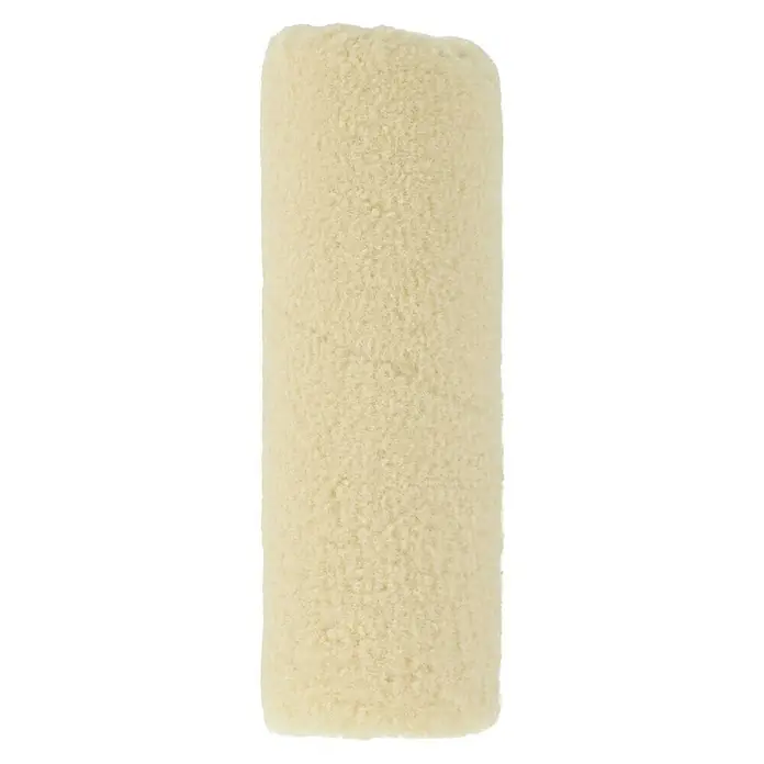 Profi Depot by Storch-Ciret Lackwalze K30 - Breite Walze: 12 cm, Bügelstärke: 6 mm, Sand - Ein Detailansicht einer hellen, zylindrischen Schaffellhülle mit weicher, gewellter Textur, ideal für Komfort und Wärme.