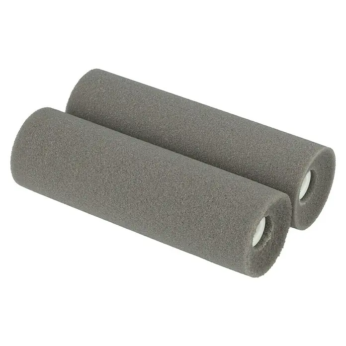 Profi Depot by Storch-Ciret Lackwalze Konkav - 2 Stk., Breite Walze: 11 cm, Bügelstärke: 6 mm - Nahaufnahme von zwei grauen Schaumstoffgriffen mit einer weichen Textur und einer zylindrischen Form, die für Komfort und Haltbarkeit sorgen.