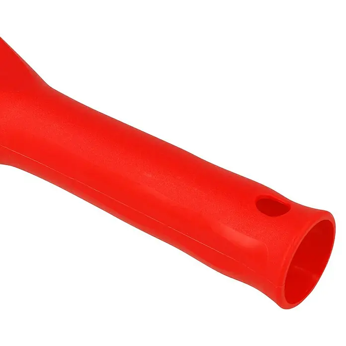 SCHÖNER WOHNEN-Farbe Kurzflorroller - Breite Walze: 18 cm - Nahaufnahme eines roten Kunststoffgriffs mit einem Loch zum Aufhängen, ideal für Werkzeuge oder Haushaltsgegenstände.