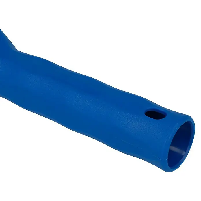 Knauf EasyPutz Finishwalze - Geeignet für: Putz, Breite Walze: 22 cm, Bügelstärke: 8 mm - Nahaufnahme des blauen Griffs einer Farbwalze, der ein Loch zur Aufbewahrung aufweist und auf einem schwarzen Hintergrund platziert ist.