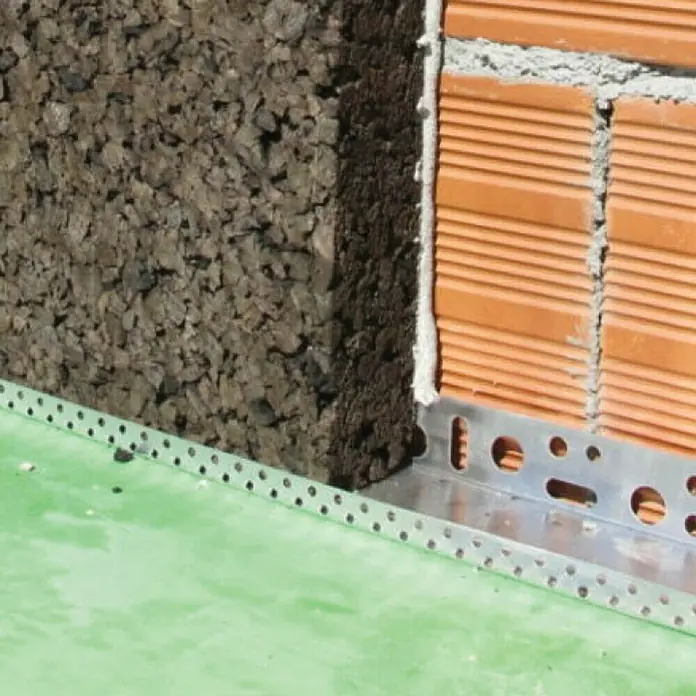 Odem Perfil de arranque sate - L x An: 2,5 m x 83 mm, Espesor: 0,5 mm, Aluminio - Primer plano de aislamiento de fachada con tableros de corcho y perfiles de yeso, que proporciona una base sólida para sistemas de yeso externos.