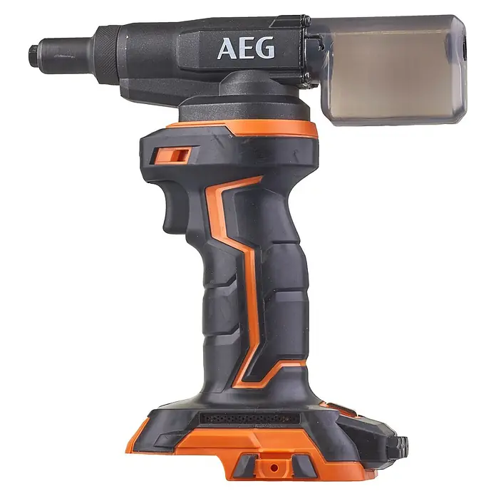 AEG Pro 18V Akku-Blindnietpistole BNZ18-0 - Durchmesser: 2,4 mm - 4,8 mm - Nahaufnahme eines AEG Akku-Trockenbauschraubers mit orangefarbenen Akzenten vor schwarzem Hintergrund.