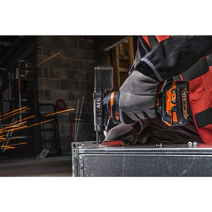 AEG Pro 18V Akku-Blindnietpistole BNZ18-0 - Durchmesser: 2,4 mm - 4,8 mm - Der AEG Akku-Blindnietgerät im Einsatz, mit einer Person, die eine Metallstruktur nietet. Werkzeug und Zubehör im Fokus.